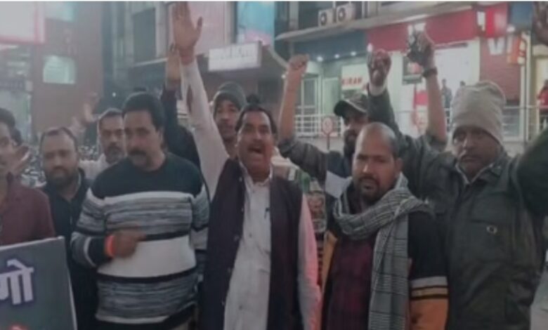 *बांग्लादेश में हिंदू युवक की हत्या के विरोध में राजधानी में प्रदर्शन, लोगों ने कहा- बंटेंगे तो कटेंगे*