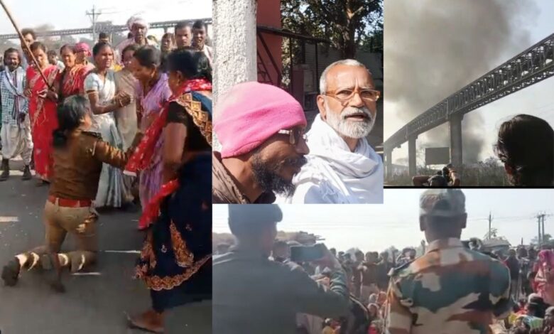 *ग्रामीणों और पुलिस के बीच भारी तनाव : भीड़ ने महिला थाना प्रभारी को पीटा, वाहनों में लगाई आग; हाथ जोड़ती रही पुलिसकर्मी* *ग्रामीणों और पुलिस के बीच भारी तनाव : भीड़ ने महिला थाना प्रभारी को पीटा, वाहनों में लगाई आग; हाथ जोड़ती रही पुलिसकर्मी*