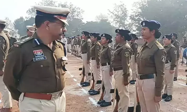 *जशपुर पुलिस लाइन का डीआईजी डॉ लाल उमेद सिंह ने किया निरीक्षण, परेड की सलामी ली*