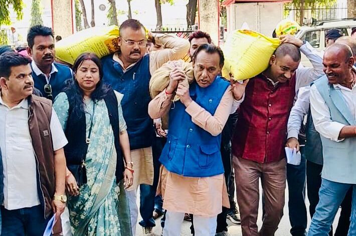 *समय पर धान खरीदी को लेकर रखी मांग किसानों के साथ कंधे पर धान लादकर कलेक्टोरेट पहुंचे कांग्रेसी नेता विजय केसरवानी,*  *किसानों की परेशानी को लेकर विजय केशरवानी ने कलेक्टर को सौंपा ज्ञापन*