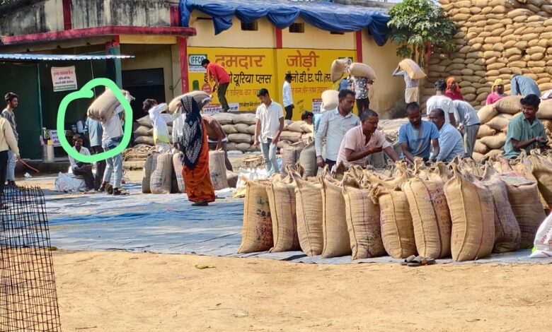 धौराटिकरा धान खरीदी केंद्र में खुली लूट!बर्खास्त कर्मचारियों की सक्रिय भूमिका, अधिकारियों की चुप्पी पर सवाल धौराटिकरा धान खरीदी केंद्र में खुली लूट!बर्खास्त कर्मचारियों की सक्रिय भूमिका, अधिकारियों की चुप्पी पर सवाल