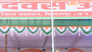 *77 वें गणतंत्र दिवस पर मुख्यमंत्री विष्णुदेव साय ने फहराया राष्ट्रध्वज तिरंगा, शहीदों के परिजनों का किया सम्मान, स्कूली बच्चों ने दी रंगारंग कार्यक्रमों की प्रस्तुति*