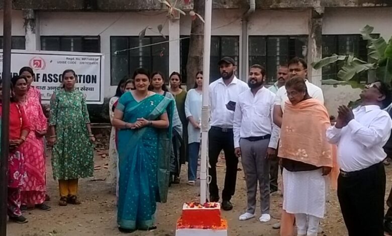 *सत्य साईं हेल्प वे श्रवण बाधित बालिका आवासीय विद्यालय में अर्किटेक्ट नीना असीम, अध्यक्ष द्वारा किया गया ध्वजारोहण* *सत्य साईं हेल्प वे श्रवण बाधित बालिका आवासीय विद्यालय में अर्किटेक्ट नीना असीम, अध्यक्ष द्वारा किया गया ध्वजारोहण*