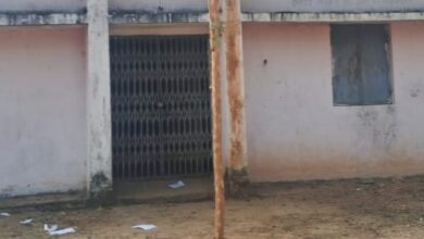 *तिरंगे का अपमान : 26 जनवरी को पहाड़पारा आंगनबाड़ी में ध्वजारोहण कर भूले, 3 दिनों से फहरते नजर आ रहा तिरंगा, कार्यकर्ता- सहायिका की बड़ी लापरवाही उजागर*  *परियोजना अधिकारी ने कहा- दिन रात फहरा सकते है ध्वजा*