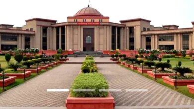 कमिश्नर की ‘डिमांड’ और कर्मचारी की सस्पेंशन फाइल!फिल्म टिकट, चावल और वाई-फाई रिचार्ज के बाद निलंबन — हाई कोर्ट ने कार्रवाई पर लगाई रोक