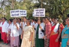 *जिला अध्यक्ष के निलंबन के विरोध में कर्मचारी संघ का आंदोलन, मुख्य चिकित्सा अधिकारी कार्यालय का किया घेराव*