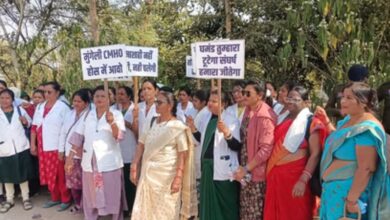 *जिला अध्यक्ष के निलंबन के विरोध में कर्मचारी संघ का आंदोलन, मुख्य चिकित्सा अधिकारी कार्यालय का किया घेराव*