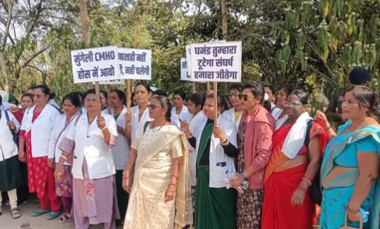 *जिला अध्यक्ष के निलंबन के विरोध में कर्मचारी संघ का आंदोलन, मुख्य चिकित्सा अधिकारी कार्यालय का किया घेराव*