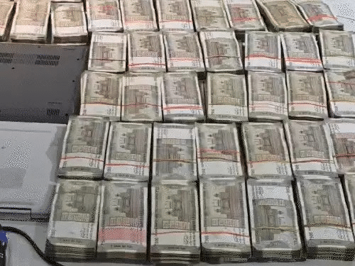 रायपुर: खंडहर में चल रहा था ऑनलाइन क्रिकेट सट्टा, 4 गिरफ्तार; 18.45 लाख कैश समेत 25 से ज्यादा ATM-क्रेडिट कार्ड जब्त