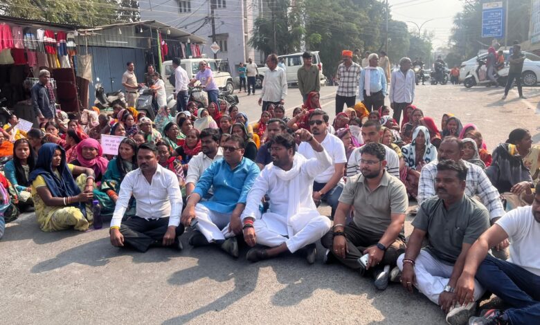 *लखीराम ऑडिटोरियम में नगर निगम की सामान्य सभा के समय बना अखाड़ा, पक्ष विपक्ष में जमकर झूमा झटकी के बाद विपक्षी पार्षद दल बैठा धरने पर* *लखीराम ऑडिटोरियम में नगर निगम की सामान्य सभा के समय बना अखाड़ा, पक्ष विपक्ष में जमकर झूमा झटकी के बाद विपक्षी पार्षद दल बैठा धरने पर*