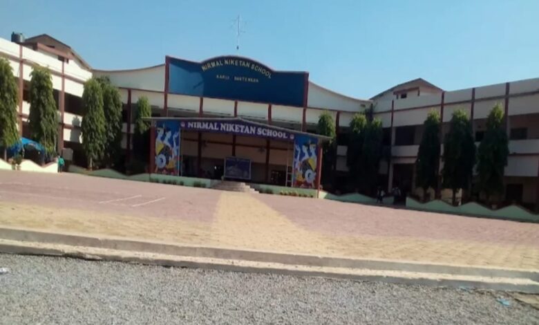 दंतेवाड़ा: पढ़ाई को लेकर अभिभावकों का आरोप बच्चों की पढ़ाई नहीं हो रही , शिक्षिका का विवादित बयान—‘पीटने की अनुमति दो, सुधार दूंगी’