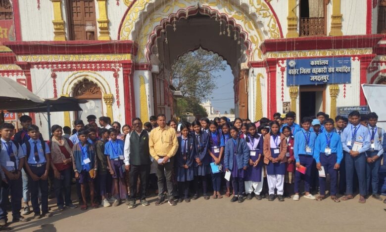 राष्ट्रीय आविष्कार अभियान अंतर्गत दंतेवाड़ा जिला के स्कूली बच्चें एवं शिक्षक 100 सदस्य दल जगदलपुर का शैक्षणिक भ्रमण किया।