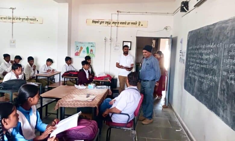 जिला शिक्षा अधिकारी रजनीश तिवारी का औचक निरीक्षण, लापरवाही पर सख्त रुख:कम छात्र उपस्थिति और कमजोर परीक्षा परिणामों पर शिक्षकों को फटकार, नोटिस के निर्देश