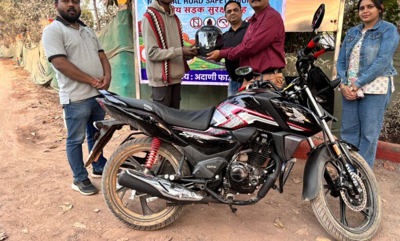 *अदाणी फाउंडेशन द्वारा सड़क सुरक्षा माह पर हेलमेट वितरण कार्यक्रम, ग्रामीण समुदाय में सड़क सुरक्षा जागरूकता को बढ़ावा देने की पहल* *अदाणी फाउंडेशन द्वारा सड़क सुरक्षा माह पर हेलमेट वितरण कार्यक्रम, ग्रामीण समुदाय में सड़क सुरक्षा जागरूकता को बढ़ावा देने की पहल*