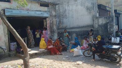 *शासकीय राशन के नाम पर लुटे जा रहे गरीब, 35 किलो में 34 चावल और 1 किलो में 6 सौ ग्राम शक्कर, समूह कलेक्टर का बता रहा धौंस*  *प्रशासन मौन, संचालक बता रहा प्रशासन को खरीदने की बात*