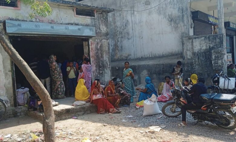 *शासकीय राशन के नाम पर लुटे जा रहे गरीब, 35 किलो में 34 चावल और 1 किलो में 6 सौ ग्राम शक्कर, समूह कलेक्टर का बता रहा धौंस*  *प्रशासन मौन, संचालक बता रहा प्रशासन को खरीदने की बात*