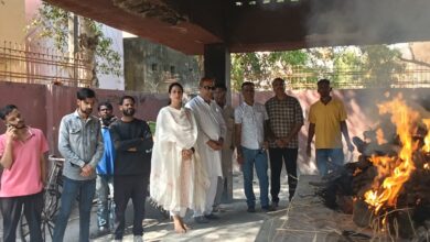 *मानवीय मूल्यों को पुनर्जीवित करती ‘सेवा एक नई पहल’ — अंतिम संस्कार में निभाया सामाजिक दायित्व* *निराश्रित बुजुर्ग मातुश्री के निधन पर संस्था ने खरे परिवार के सहयोग से किया अंतिम संस्कार, समाज में सद्भाव और समानता की नई चेतना का संदेश* *मानवीय मूल्यों को पुनर्जीवित करती ‘सेवा एक नई पहल’ — अंतिम संस्कार में निभाया सामाजिक दायित्व* *निराश्रित बुजुर्ग मातुश्री के निधन पर संस्था ने खरे परिवार के सहयोग से किया अंतिम संस्कार, समाज में सद्भाव और समानता की नई चेतना का संदेश*