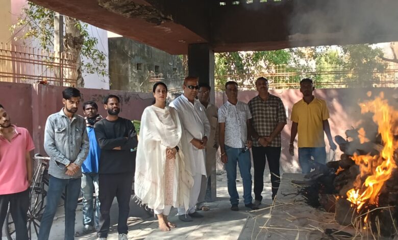 *मानवीय मूल्यों को पुनर्जीवित करती ‘सेवा एक नई पहल’ — अंतिम संस्कार में निभाया सामाजिक दायित्व* *निराश्रित बुजुर्ग मातुश्री के निधन पर संस्था ने खरे परिवार के सहयोग से किया अंतिम संस्कार, समाज में सद्भाव और समानता की नई चेतना का संदेश* *मानवीय मूल्यों को पुनर्जीवित करती ‘सेवा एक नई पहल’ — अंतिम संस्कार में निभाया सामाजिक दायित्व* *निराश्रित बुजुर्ग मातुश्री के निधन पर संस्था ने खरे परिवार के सहयोग से किया अंतिम संस्कार, समाज में सद्भाव और समानता की नई चेतना का संदेश*