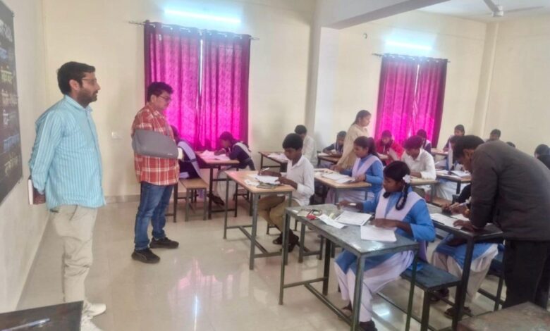 छत्तीसगढ़ माध्यमिक शिक्षा मंडल की बोर्ड परीक्षा: जिला शिक्षा अधिकारी का औचक निरीक्षण, व्यवस्थाओं का लिया जायजा