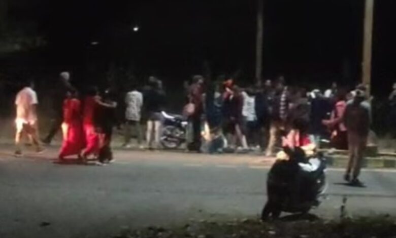 *शादी समारोह में आयोजित पार्टी के दौरान डीजे पर डांस करते हुए दो पक्षों में जमकर मारपीट, गाड़ी में तोड़फोड़* *शादी समारोह में आयोजित पार्टी के दौरान डीजे पर डांस करते हुए दो पक्षों में जमकर मारपीट, गाड़ी में तोड़फोड़*