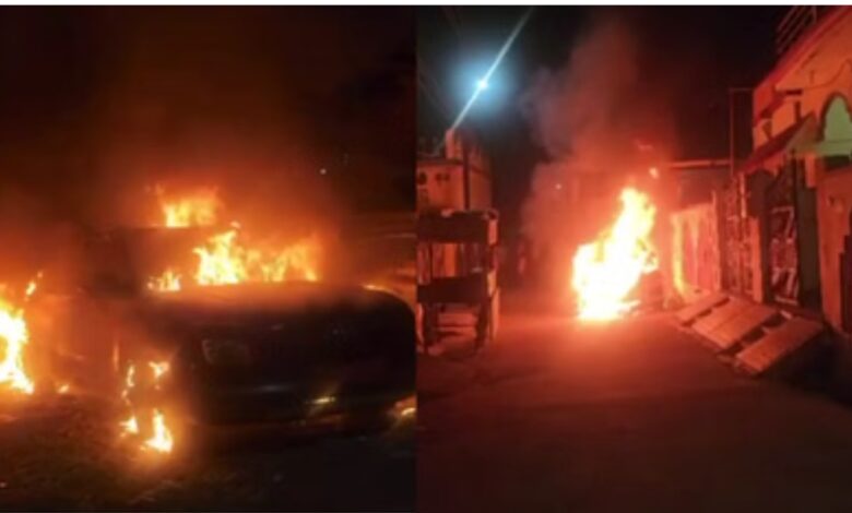 *युवा कांग्रेस नेता के घर के बाहर आगजनी दो कार जल कर खाक* *युवा कांग्रेस नेता के घर के बाहर आगजनी दो कार जल कर खाक*