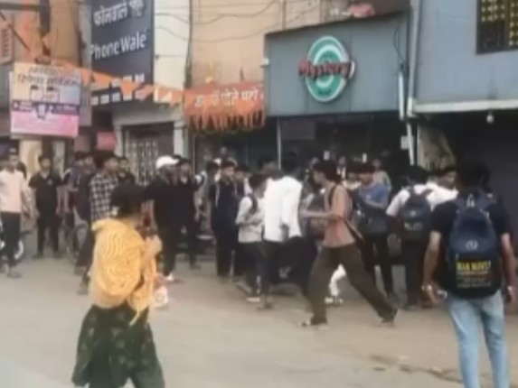 *वेलेंटाइन डे पर राजधानी की सड़क बना अखाड़ा, प्रेमिका से छेड़छाड़ को लेकर दो गुटों में मारपीट* *वेलेंटाइन डे पर राजधानी की सड़क बना अखाड़ा, प्रेमिका से छेड़छाड़ को लेकर दो गुटों में मारपीट*