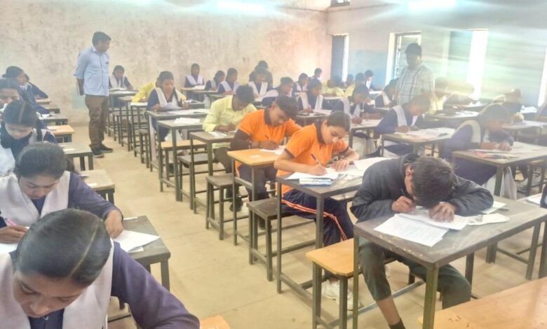 जिला शिक्षा अधिकारी रजनीश तिवारी का औचक निरीक्षण, बोर्ड परीक्षा केन्द्रों पर व्यवस्थाएं संतोषजनक — अनुपस्थित प्रधान पाठक को नोटिस के निर्देश