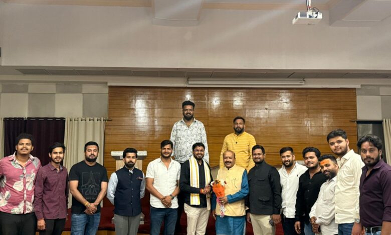 *रायपुर एयरपोर्ट पर डॉ. राकेश मिश्र का भव्य स्वागत, छत्तीसगढ़ में बॉक्सिंग के विकास पर हुआ संवाद* *रायपुर एयरपोर्ट पर डॉ. राकेश मिश्र का भव्य स्वागत, छत्तीसगढ़ में बॉक्सिंग के विकास पर हुआ संवाद*