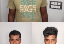 पेंड्रा पुलिस की बड़ी कार्रवाई! तालाब किनारे चल रहे जुआ फड़ पर छापा, 3 जुआरी गिरफ्तार; नगदी, मोबाइल और बाइक समेत ₹88 हजार जब्त पेंड्रा पुलिस की बड़ी कार्रवाई! तालाब किनारे चल रहे जुआ फड़ पर छापा, 3 जुआरी गिरफ्तार; नगदी, मोबाइल और बाइक समेत ₹88 हजार जब्त