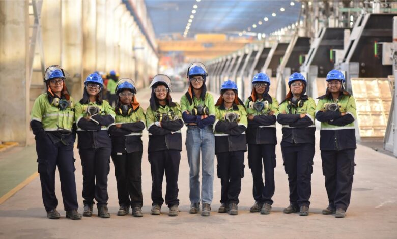 *वेदांता एल्युमीनियम के बाल्को यूनिट में महिला क्रेन पायलट तैनात, कोर मैन्युफैक्चरिंग में महिलाओं के नेतृत्व को बढ़ावा*  *30 महिलाओं ने पीटीएम संचालन और बीम-रेज़िंग गतिविधियों की कमान संभाली*