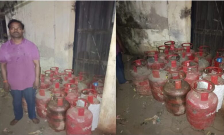*अवैध गैस सिलिंडर का भंडार, पुलिस ने 16 घरेलू सिलिंडर के साथ युवक को किया गिरफ्तार*