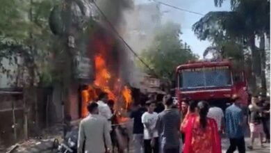 *शहर के प्रताप चौक में दो दुकान में लगी आग, शॉर्ट सर्किट की आशंका लाखों का सामान जलकर हुआ खाक*