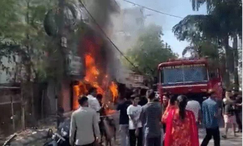 *शहर के प्रताप चौक में दो दुकान में लगी आग, शॉर्ट सर्किट की आशंका लाखों का सामान जलकर हुआ खाक*