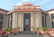 हाईकोर्ट का मानवीय फैसला: अनुकंपा नियुक्ति में ‘आर्थिक स्थिति’ होगी प्राथमिक, परिवार में नौकरी अब नहीं बनेगी बाधा