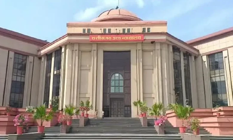 हाईकोर्ट का मानवीय फैसला: अनुकंपा नियुक्ति में ‘आर्थिक स्थिति’ होगी प्राथमिक, परिवार में नौकरी अब नहीं बनेगी बाधा हाईकोर्ट का मानवीय फैसला: अनुकंपा नियुक्ति में ‘आर्थिक स्थिति’ होगी प्राथमिक, परिवार में नौकरी अब नहीं बनेगी बाधा