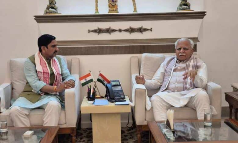 असम चुनाव अभियान से लौटे केंद्रीय राज्य मंत्री तोखन साहू ने केंद्रीय मंत्री मनोहर लाल से की शिष्टाचार भेंट, शहरी विकास मुद्दों पर हुई अहम और सकारात्मक चर्चा