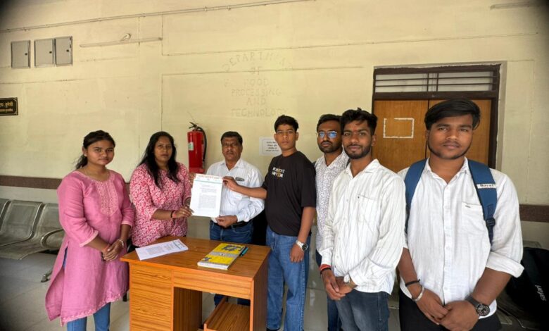 *पांच सूत्रीय मांगों को लेकर परीक्षा नियंत्रक को एनएसयूआई ने सौंपा ज्ञापन, परीक्षा परिणाम में गड़बड़ी की शिकायत* *पांच सूत्रीय मांगों को लेकर परीक्षा नियंत्रक को एनएसयूआई ने सौंपा ज्ञापन, परीक्षा परिणाम में गड़बड़ी की शिकायत*