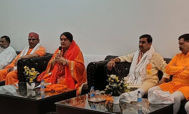 *“पेंड्रा में महामंडलेश्वर 1008 माँ योग योगेश्वरी यती जी का भव्य आगमन, श्रद्धालुओं ने प्राप्त किया दिव्य आशीर्वाद” केंद्रीय राज्य मंत्री (बिलासपुर सांसद) तोखन साहू जी दर्शन करने पहुंचे*  *“संतों का सान्निध्य समाज को सही दिशा और नई ऊर्जा प्रदान करता है — हर्ष छाबरिया (जिलाध्यक्ष विश्वहिंदू परिषद)*