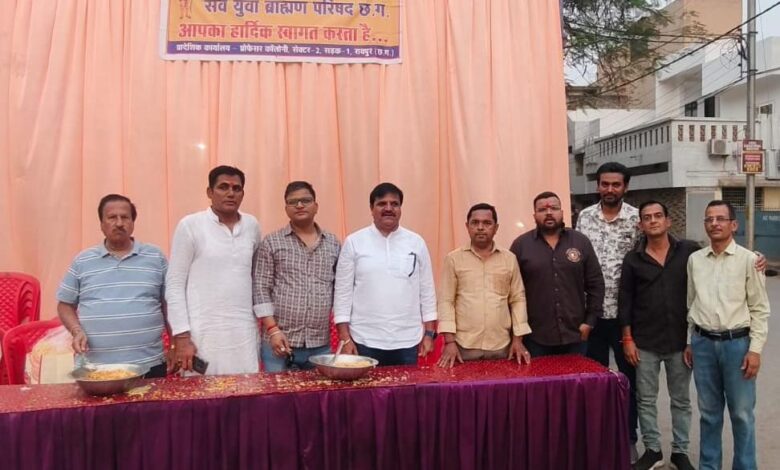 भगवान परशुराम जन्मोत्सव पर पूजा – आरती पश्चात सेव – बूंदी का वितरण