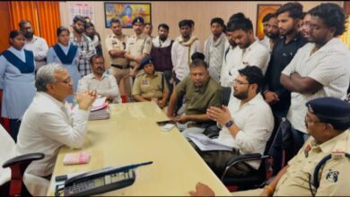 मुख्य परीक्षा परिणाम में भारी गड़बड़ी पर फूटा छात्रों का गुस्सा00 अंक, अनुपस्थित दर्ज करने और 1-2 नंबर देने के आरोपों को लेकर NSUI का विश्वविद्यालय में प्रदर्शन