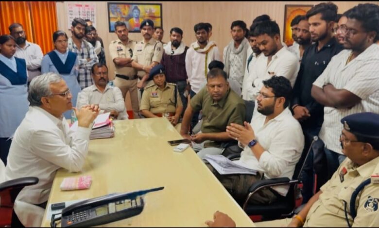 मुख्य परीक्षा परिणाम में भारी गड़बड़ी पर फूटा छात्रों का गुस्सा00 अंक, अनुपस्थित दर्ज करने और 1-2 नंबर देने के आरोपों को लेकर NSUI का विश्वविद्यालय में प्रदर्शन