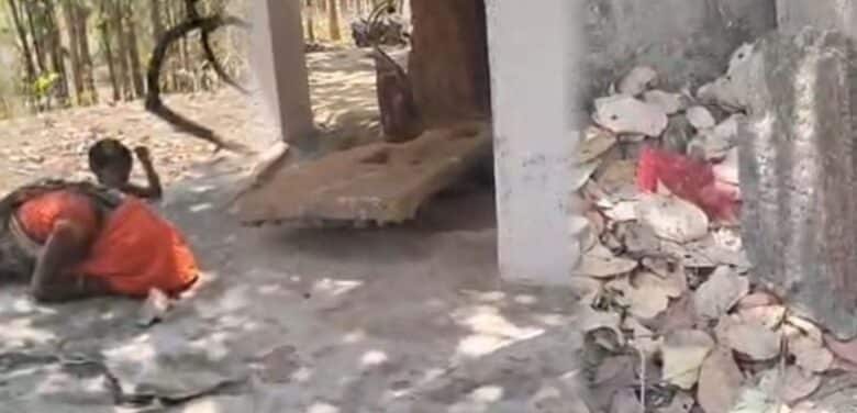 आस्था पर हमला: प्राचीन मंदिर में प्रतिमा खंडित, धार्मिक ध्वज जलाए—महिलाएं रो पड़ीं,विहीप ने सख्त कार्रवाई की उठाई मांग आस्था पर हमला: प्राचीन मंदिर में प्रतिमा खंडित, धार्मिक ध्वज जलाए—महिलाएं रो पड़ीं,विहीप ने सख्त कार्रवाई की उठाई मांग