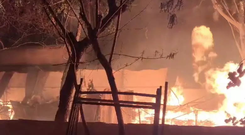फाफाडीह टिंबर मार्केट में भीषण आग: 12+ दमकल गाड़ियां मौके पर, पूरी रात चला राहत अभियान
