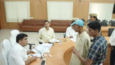 *शासकीय उचित मूल्य दुकान में अंगूठे के निशान लेकर नहीं दे रहे राशन, अध्यक्ष समेत तीन के खिलाफ दर्ज होगी एफआईआर*