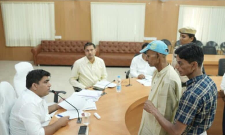 *शासकीय उचित मूल्य दुकान में अंगूठे के निशान लेकर नहीं दे रहे राशन, अध्यक्ष समेत तीन के खिलाफ दर्ज होगी एफआईआर*