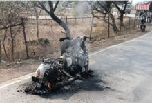 *बीच सड़क में बुलेट सवार युवक ने पेट्रोल डाल कर लगा लिया खुद को आग, गाड़ी आग के गोला बनी विडियो वायरल…*