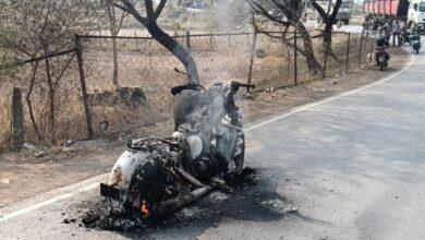 *बीच सड़क में बुलेट सवार युवक ने पेट्रोल डाल कर लगा लिया खुद को आग, गाड़ी आग के गोला बनी विडियो वायरल…*