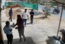 *भाजपा युवा नेता की गुंडागर्दी : पटवारी को दफ्तर से निकलकर डंडों से पिटा, वीडियो सोशल मीडिया पर जमकर हो रहा वायरस*