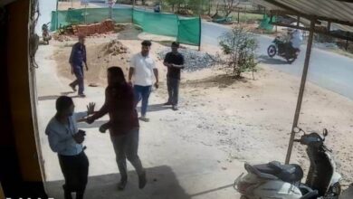 *भाजपा युवा नेता की गुंडागर्दी : पटवारी को दफ्तर से निकलकर डंडों से पिटा, वीडियो सोशल मीडिया पर जमकर हो रहा वायरस*