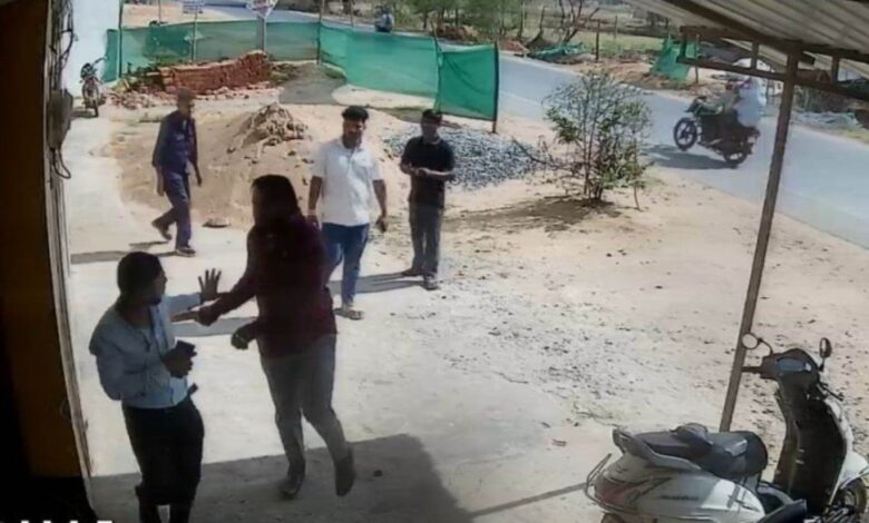 *भाजपा युवा नेता की गुंडागर्दी : पटवारी को दफ्तर से निकलकर डंडों से पिटा, वीडियो सोशल मीडिया पर जमकर हो रहा वायरस*